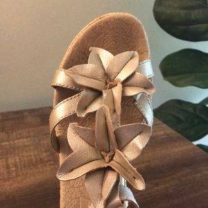 Boc cream Metallic Leather Flower Sandal Wedge